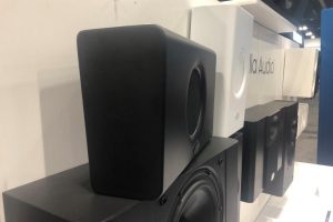 Procella Audio P1 als kompakter schwarzer Heimkino-Lautsprecher für Surround- und Höhenkanäle