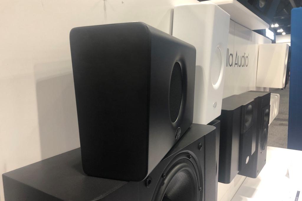 Procella Audio P1 als kompakter schwarzer Heimkino-Lautsprecher für Surround- und Höhenkanäle