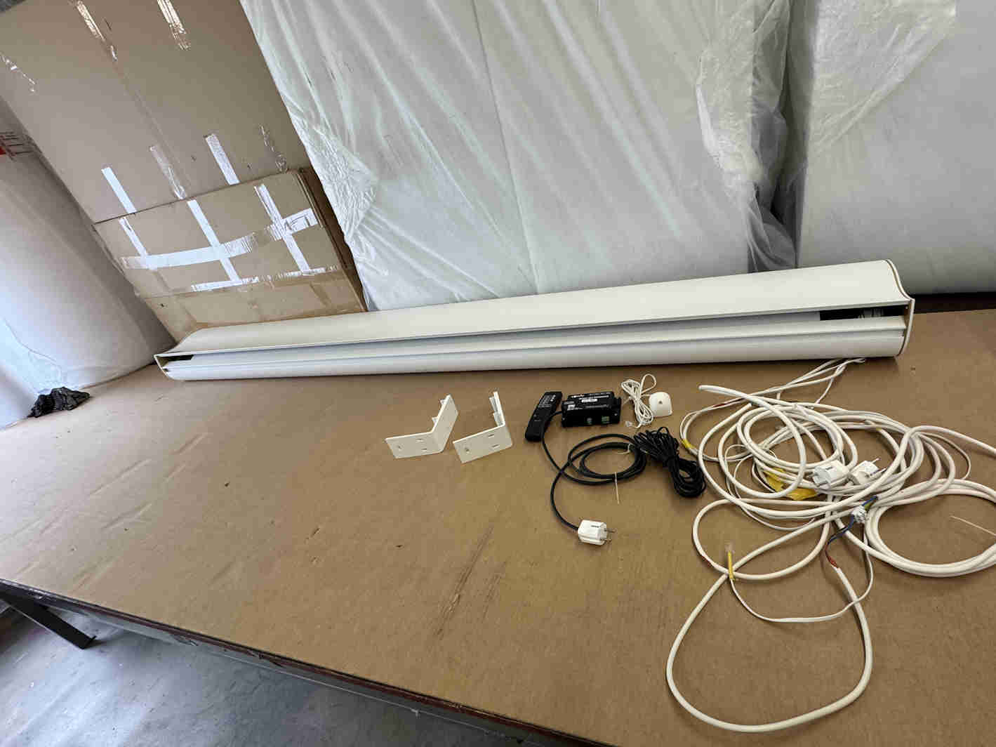 VnX Atlantis Multiformat 224cm Motorleinwand