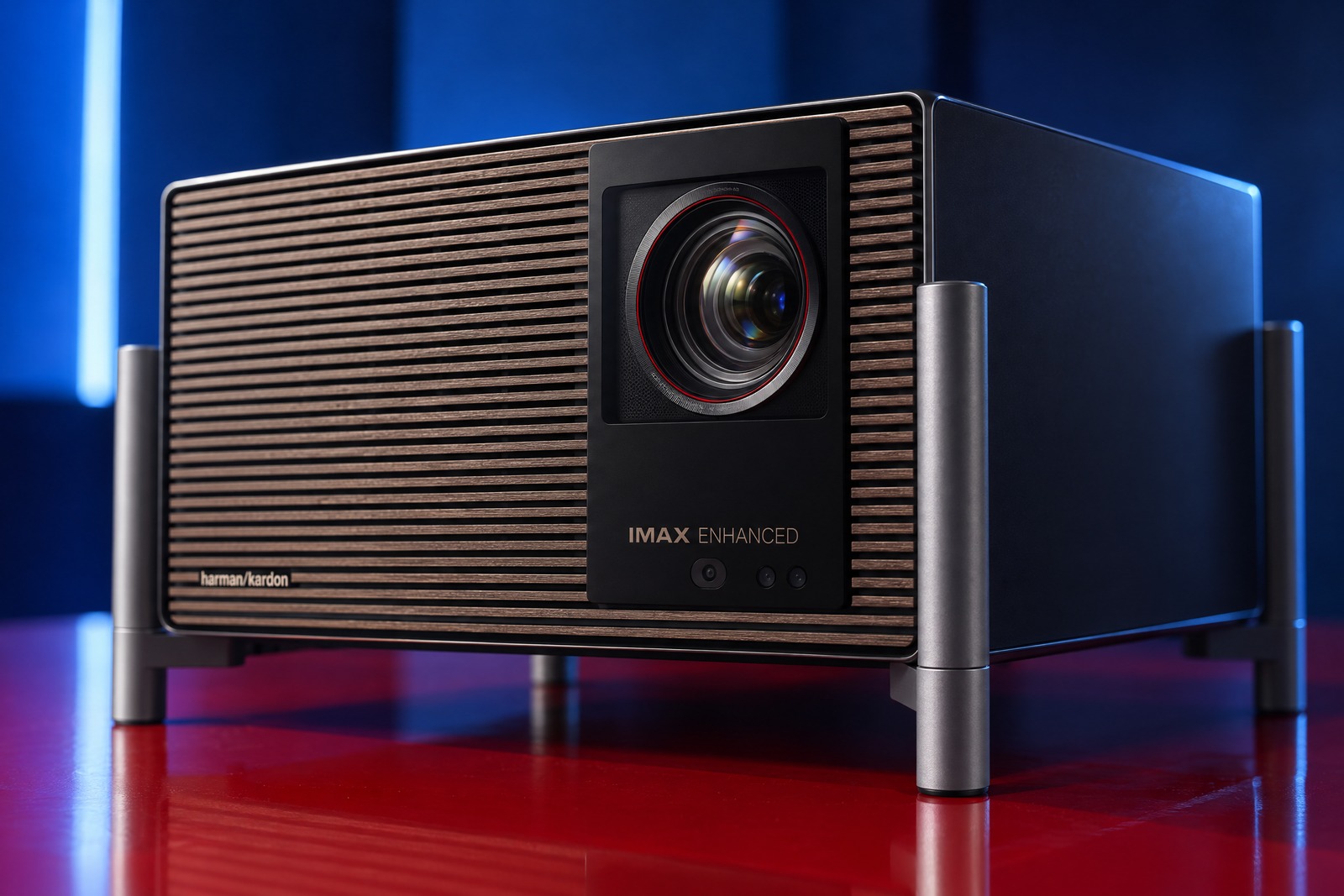 Objektiv und Holzstruktur-Front des XGIMI TITAN Noir Ultra Max